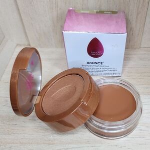 Beautyblender BOUNCE™ Magic Fit Creamy Bronzer & Highlighter Duo.